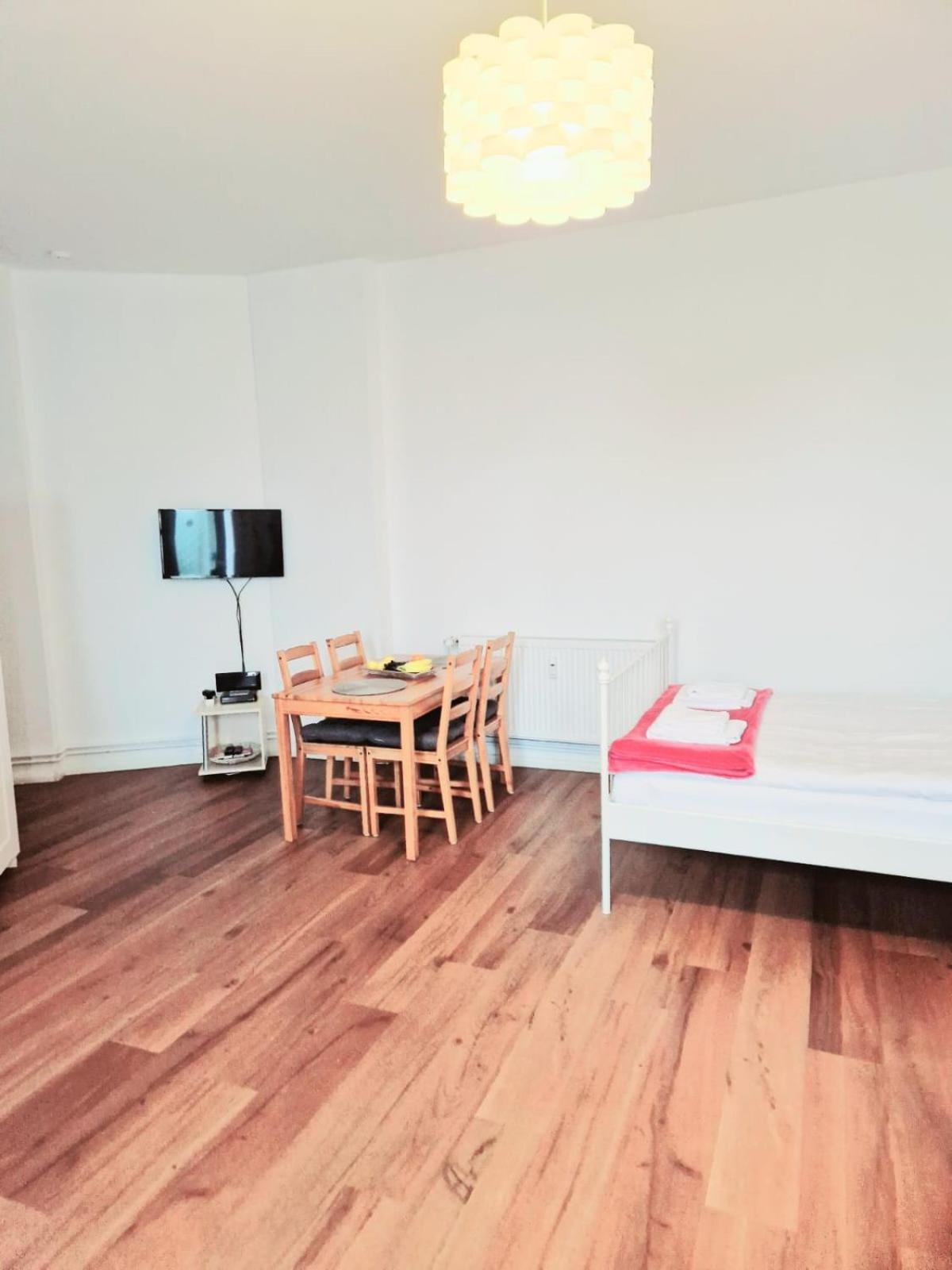 City Studio For 4, Near Sonnenallee Berlino
